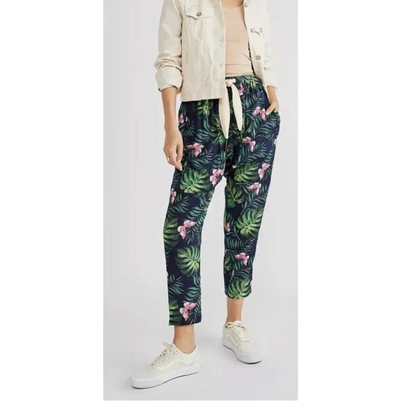 Free People Sandrine Rose Bush Pants Navy Blue Palm Trees Tie Waist Cropped Sz M - Picture 4 of 15